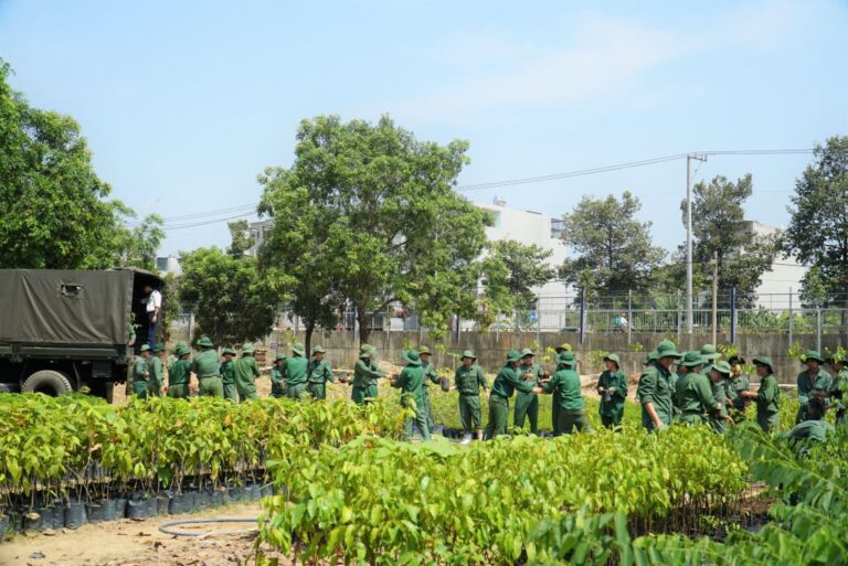Trao tặng hơn 10.000 cây xanh